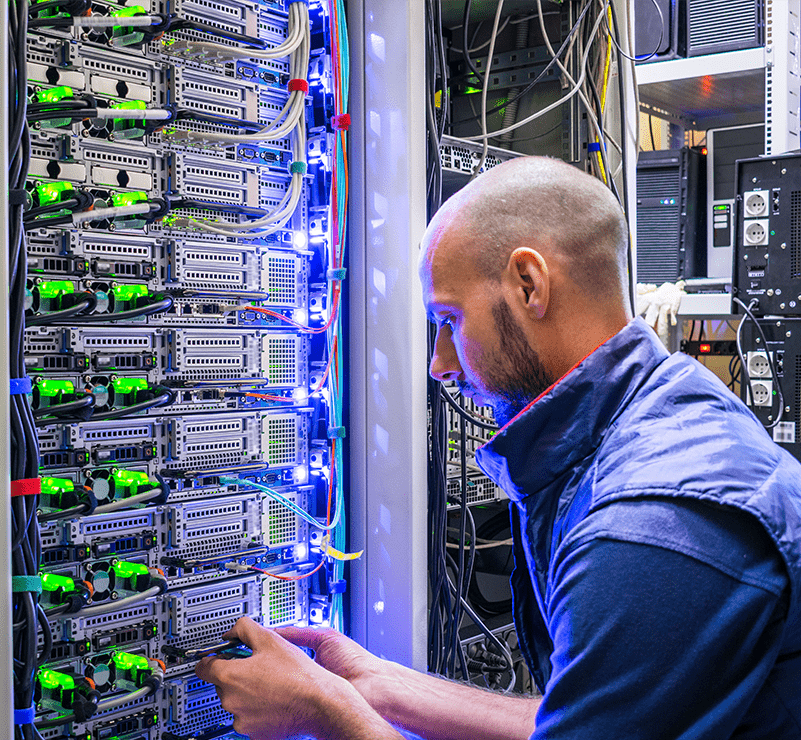Technik v serverovně ADCnet.cz